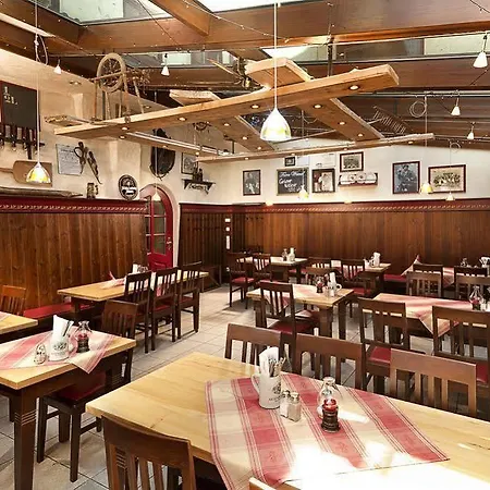 佐姆·黑彻霍腾阿尔特斯塔特酒店 酒店 福森